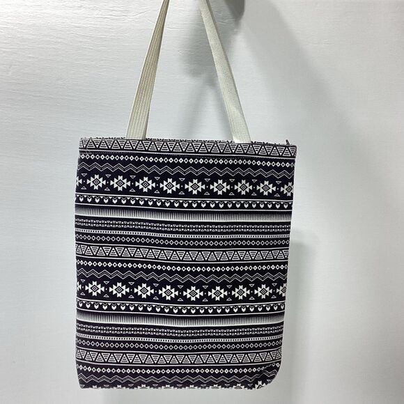 O-Kusarin Tribal Print Tote Bag - Picture 9 of 11